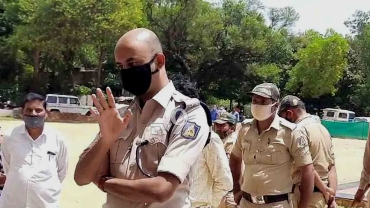ಪ್ರತಿಭಟನೆ ಮಾಡಿ.. ಆದ್ರೆ ವೈರಸ್ ಬಗ್ಗೆ ಸ್ವಲ್ಪ ಕೇಳಿ - ಮೈಸೂರು SP ಕೊರೊನಾ ಪಾಠ ಪ್ರತಿಭಟನೆ ಮಾಡಿ.. ಆದ್ರೆ ವೈರಸ್ ಬಗ್ಗೆ ಸ್ವಲ್ಪ ಕೇಳಿ - ಮೈಸೂರು SP ಕೊರೊನಾ ಪಾಠ