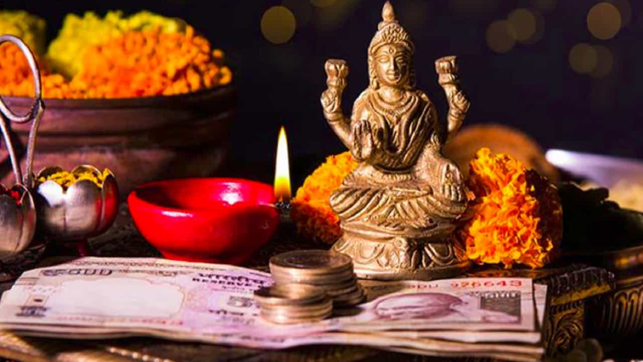 ದೇವರ ದುಡ್ಡು: ಲಕ್ಷ್ಮಿ ಪೂಜೆಗೆಂದು ಇಡುತ್ತಿದ್ದ ಹಣವನ್ನು ಕದ್ದೊಯ್ದ ಖದೀಮರು, ಯಾವೂರಲ್ಲಿ? ದೇವರ ದುಡ್ಡು: ಲಕ್ಷ್ಮಿ ಪೂಜೆಗೆಂದು ಇಡುತ್ತಿದ್ದ ಹಣವನ್ನು ಕದ್ದೊಯ್ದ ಖದೀಮರು, ಯಾವೂರಲ್ಲಿ?