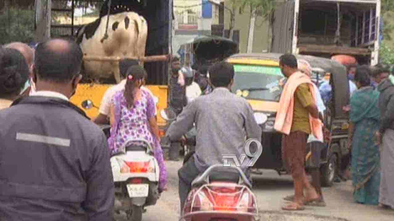 ವಾಹನ ಸಂಚಾರಕ್ಕೆ ತೊಡರುಗಾಲು ಹಾಕಿದ ರಸ್ತೆಯಲ್ಲೇ ನಡೆದ ಕುರಿ ಸಂತೆ!