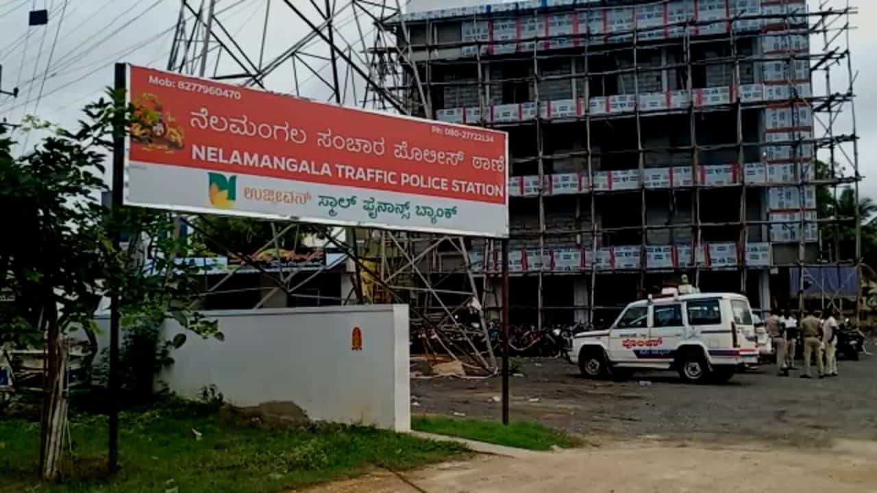 ವಾರಾಂತ್ಯ ಅಪಘಾತ: ಬೈಕ್ ಸವಾರ ಬೆಂಗಳೂರಿನ ಯುವ ಟೆಕ್ಕಿ ಸ್ಥಳದಲ್ಲೇ ಸಾವು ವಾರಾಂತ್ಯ ಅಪಘಾತ: ಬೈಕ್ ಸವಾರ ಬೆಂಗಳೂರಿನ ಯುವ ಟೆಕ್ಕಿ ಸ್ಥಳದಲ್ಲೇ ಸಾವು
