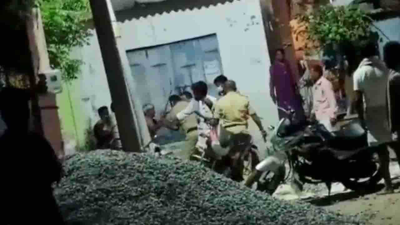 ಮರೆಯಾಯ್ತು ಮಾನವೀಯತೆ.. ವೃದ್ಧನ ಮೇಲೆ ಪೊಲೀಸರ ದರ್ಪ