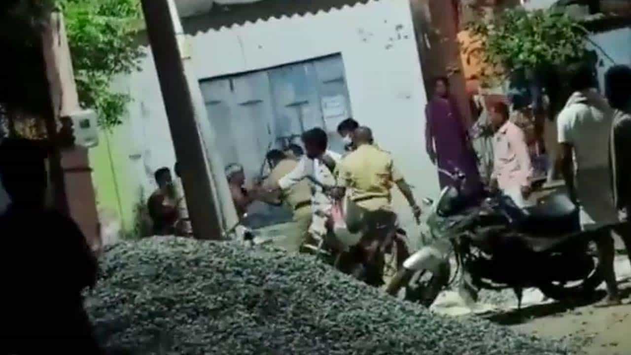 ಮರೆಯಾಯ್ತು ಮಾನವೀಯತೆ.. ವೃದ್ಧನ ಮೇಲೆ ಪೊಲೀಸರ ದರ್ಪ ಮರೆಯಾಯ್ತು ಮಾನವೀಯತೆ.. ವೃದ್ಧನ ಮೇಲೆ ಪೊಲೀಸರ ದರ್ಪ