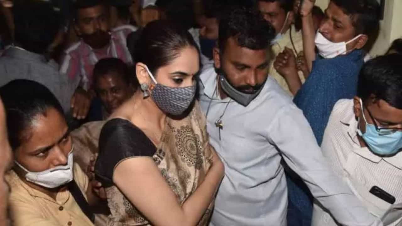 ನಿನ್ನೆ ರಾತ್ರಿ Arrest ಆಗುತ್ತಿದ್ದಂತೆ ನಟಿ ರಾಗಿಣಿ ಇಟ್ಟಿದ್ದ ಬೇಡಿಕೆ ಏನು ಗೊತ್ತಾ? ನಿನ್ನೆ ರಾತ್ರಿ Arrest ಆಗುತ್ತಿದ್ದಂತೆ ನಟಿ ರಾಗಿಣಿ ಇಟ್ಟಿದ್ದ ಬೇಡಿಕೆ ಏನು ಗೊತ್ತಾ?