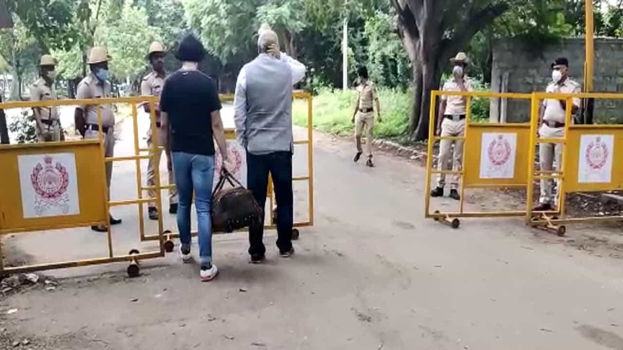 ಮೇಕಪ್ ಕಿಟ್, ಬಟ್ಟೆ ತಂದು ಕೊಟ್ಟ ಕುಟುಂಬ: ಆದ್ರೆ ರಾ‘ಗಿಣಿ’ ಇರೋದು ಜೈಲ್ ಕ್ವಾರೆಂಟೈನಲ್ಲಿ! ಮೇಕಪ್ ಕಿಟ್, ಬಟ್ಟೆ ತಂದು ಕೊಟ್ಟ ಕುಟುಂಬ: ಆದ್ರೆ ರಾ‘ಗಿಣಿ’ ಇರೋದು ಜೈಲ್ ಕ್ವಾರೆಂಟೈನಲ್ಲಿ!