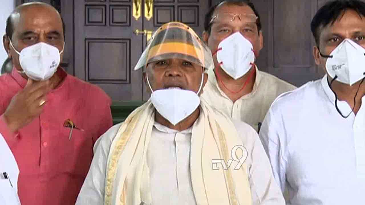 ಕೊರೊನಾ ಬಂದ್ರೆ ಸಂಬಂಧಿಕರೇ ಹತ್ತಿರ ಬರಲ್ಲ, ಇರಲಿ ಎಚ್ಚರ -ಸಿದ್ದರಾಮಯ್ಯ ಕಿವಿಮಾತು ಕೊರೊನಾ ಬಂದ್ರೆ ಸಂಬಂಧಿಕರೇ ಹತ್ತಿರ ಬರಲ್ಲ, ಇರಲಿ ಎಚ್ಚರ -ಸಿದ್ದರಾಮಯ್ಯ ಕಿವಿಮಾತು