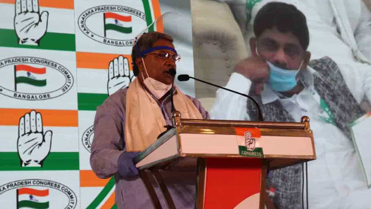 ‘ಹೆಣಗಳ ಮೇಲೆ ರಾಜ್ಯ ಸರ್ಕಾರ ಹಣ ಮಾಡಿದೆ.. BJP ಸಂಸದರಿಗೆ ಕೇಂದ್ರದಿಂದ ಹಣ ತರೋ ತಾಕತ್ತಿಲ್ಲ’
