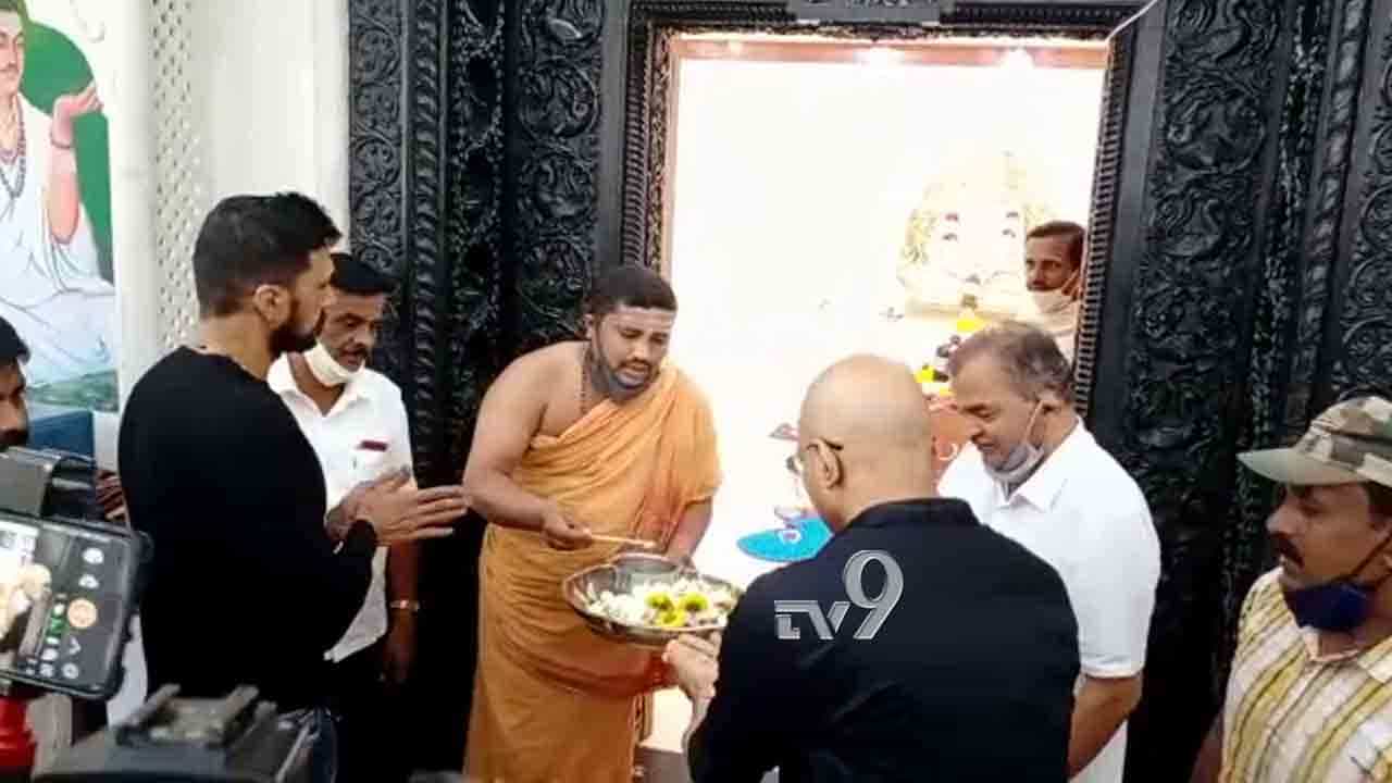 ಕುತೂಹಲ ಕೆರಳಿಸಿದ ಸುದೀಪ್-ಇಂದ್ರಜಿತ್ ಸಿದ್ಧಗಂಗಾ ಮಠ ದಿಢೀರ್ ಭೇಟಿ ಕುತೂಹಲ ಕೆರಳಿಸಿದ ಸುದೀಪ್-ಇಂದ್ರಜಿತ್ ಸಿದ್ಧಗಂಗಾ ಮಠ ದಿಢೀರ್ ಭೇಟಿ