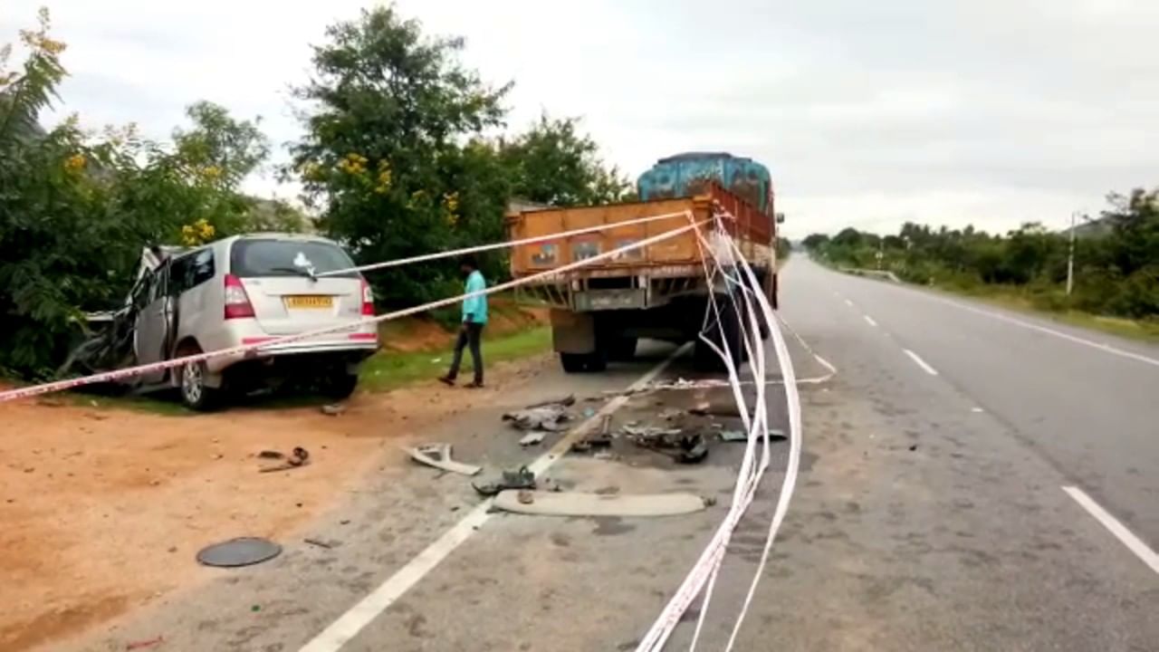 ತಡರಾತ್ರಿ.. ನಿಂತಿದ್ದ ಲಾರಿಗೆ ಇನೋವಾ ಕಾರು ಡಿಕ್ಕಿ, ಸ್ಥಳದಲ್ಲಿಯೇ ಇಬ್ಬರ ಸಾವು