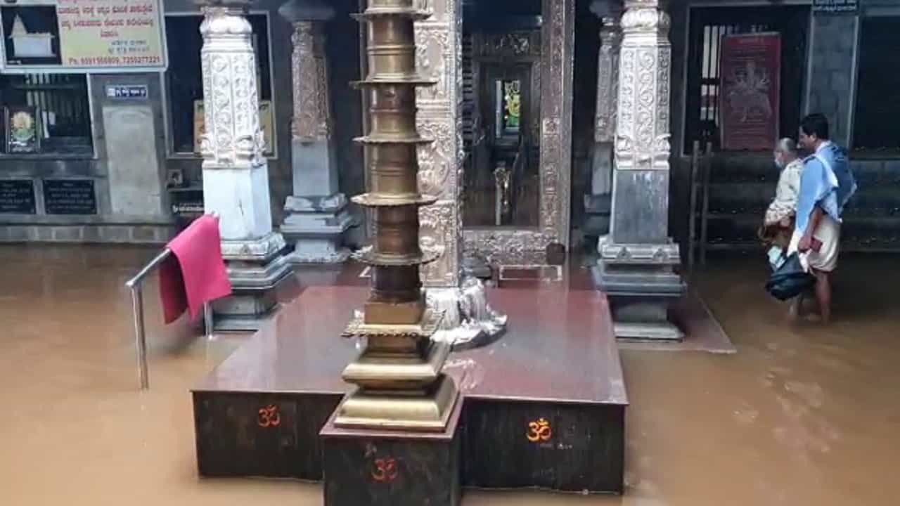 ಮಳೆ ನೀರಲ್ಲಿ ಮುಳುಗಿದ ಕೃಷ್ಣ ನಗರಿ, ಎಲ್ಲೆಡೆ ಜಲದಿಗ್ಬಂಧನ