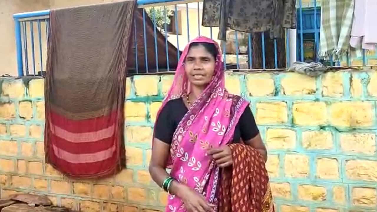 ಕಾಲುವೆಗೆ ಬಿದ್ದ ಬಾಲಕನನ್ನು ಉಳಿಸಲು ಸೀರೆಯನ್ನೇ ಬಿಚ್ಚಿ ಕೊಟ್ಟ ಮಹಾತಾಯಿ ಕಾಲುವೆಗೆ ಬಿದ್ದ ಬಾಲಕನನ್ನು ಉಳಿಸಲು ಸೀರೆಯನ್ನೇ ಬಿಚ್ಚಿ ಕೊಟ್ಟ ಮಹಾತಾಯಿ