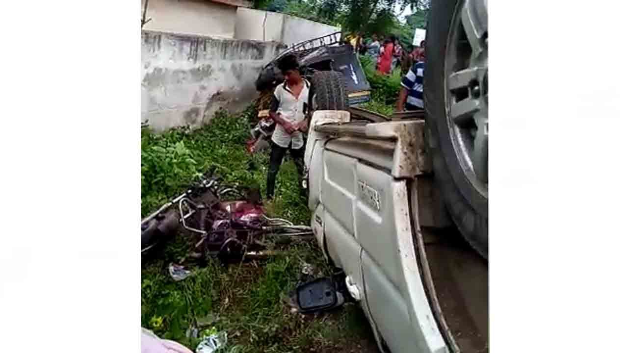 ಭೀಕರ ಅಪಘಾತ: ಬೈಕ್-ಆಟೋಗೆ ಕಾರು ಡಿಕ್ಕಿ, ಬೈಕ್ ಸವಾರ ಸ್ಥಳದಲ್ಲಿಯೆ ಸಾವು ಭೀಕರ ಅಪಘಾತ: ಬೈಕ್-ಆಟೋಗೆ ಕಾರು ಡಿಕ್ಕಿ, ಬೈಕ್ ಸವಾರ ಸ್ಥಳದಲ್ಲಿಯೆ ಸಾವು