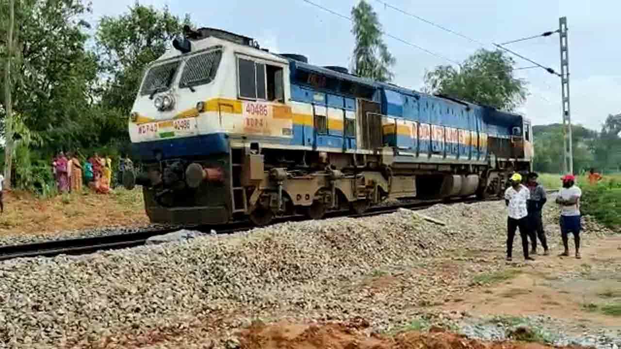 ಪತ್ನಿಯ ಅಗಲಿಕೆ ವೇದನೆ: ತಿಂಗಳ ಕಾರ್ಯ ಮುಗಿಸಿ ರೈಲಿಗೆ ತಲೆಕೊಟ್ಟ ಪತಿ