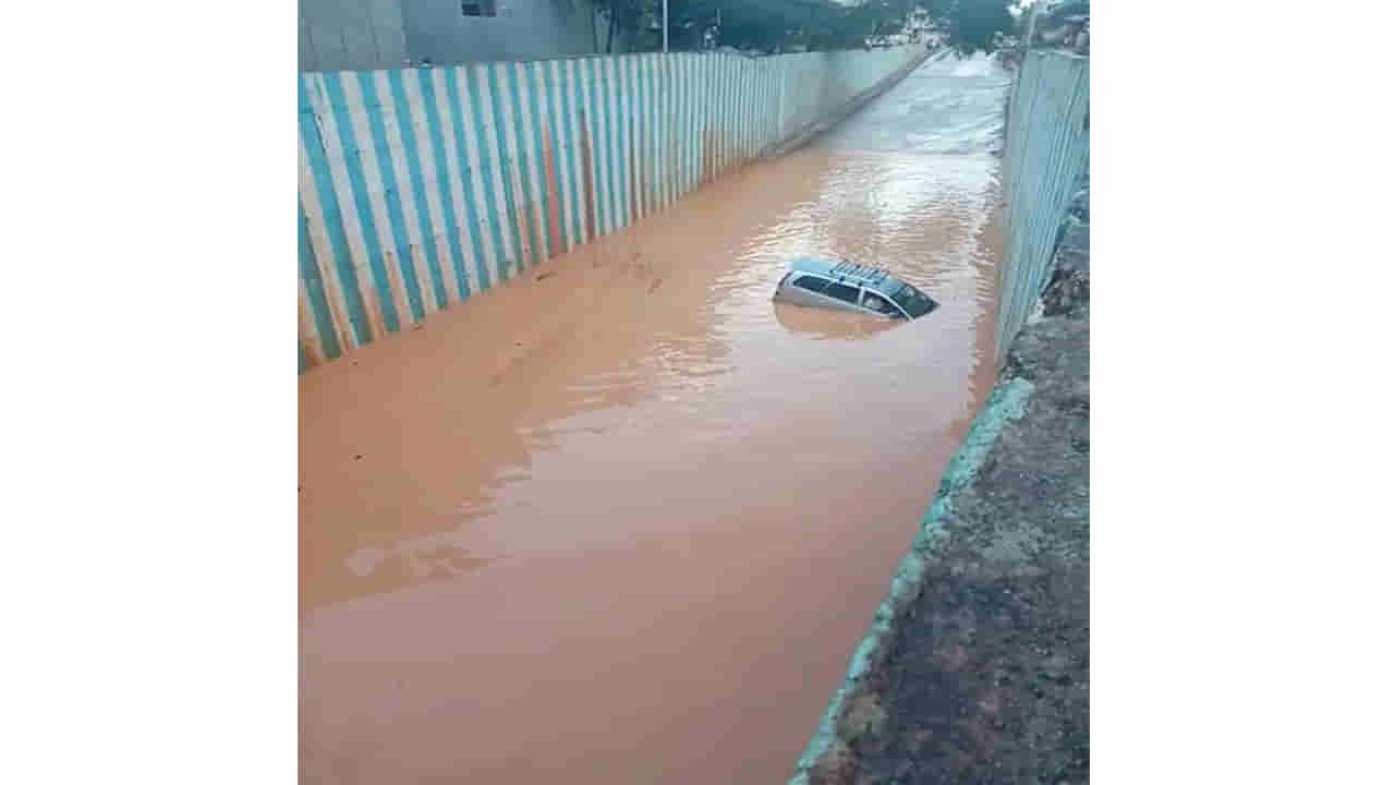 ಕೊಡಿಗೇಹಳ್ಳಿ ಅಂಡರ್ಪಾಸ್ನಲ್ಲಿ ಸಿಲುಕಿದ ಇನೋವಾ ಕಾರು