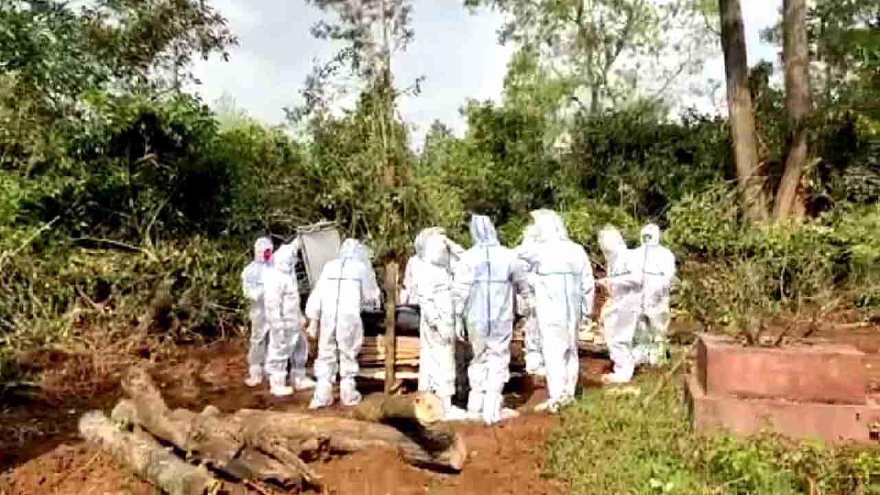 PPE ಕಿಟ್ ಧರಿಸಿ ಅಪ್ಪನ ಅಂತ್ಯ ಸಂಸ್ಕಾರ ಮಾಡಿದ ಹಿರಿಯ ಮಗಳು