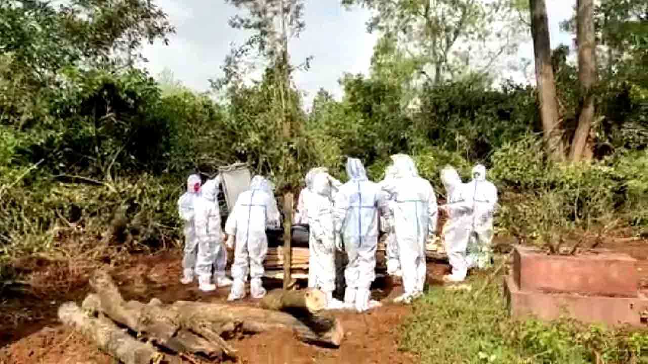 PPE ಕಿಟ್ ಧರಿಸಿ ಅಪ್ಪನ ಅಂತ್ಯ ಸಂಸ್ಕಾರ ಮಾಡಿದ ಹಿರಿಯ ಮಗಳು PPE ಕಿಟ್ ಧರಿಸಿ ಅಪ್ಪನ ಅಂತ್ಯ ಸಂಸ್ಕಾರ ಮಾಡಿದ ಹಿರಿಯ ಮಗಳು