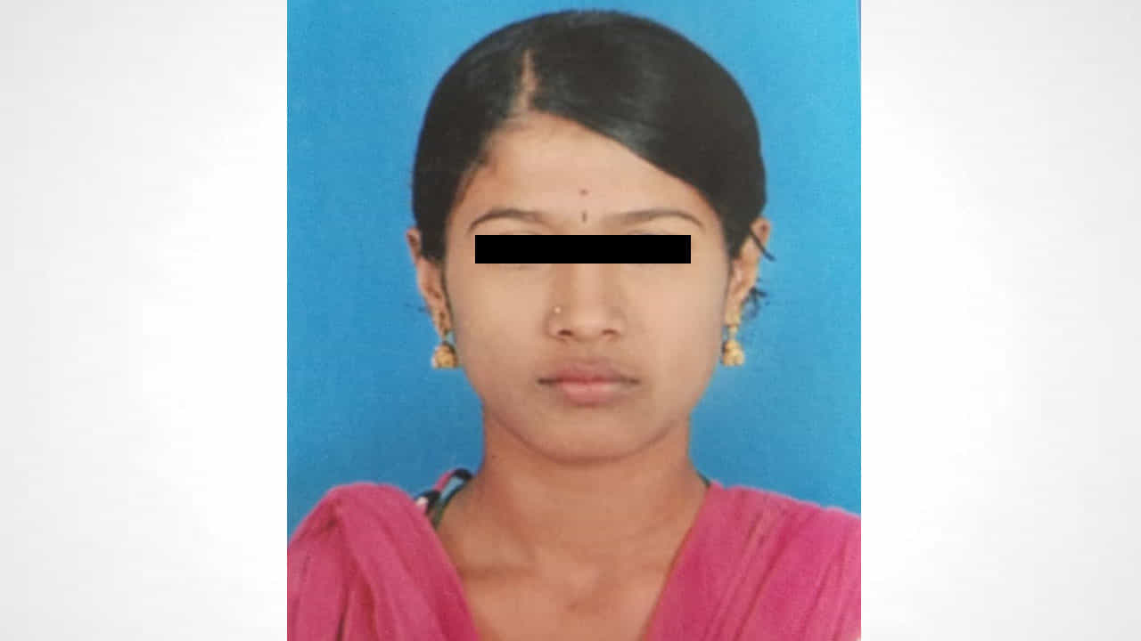 ಮನೆಯಿಂದ ಹೊರಹೋಗಿದ್ದ ಯುವತಿ ಅನುಮಾನಾಸ್ಪಾದ ಸಾವು, ರೈಲ್ವೆ ಗೇಟ್ ಬಳಿ ಶವ ಪತ್ತೆ ಮನೆಯಿಂದ ಹೊರಹೋಗಿದ್ದ ಯುವತಿ ಅನುಮಾನಾಸ್ಪಾದ ಸಾವು, ರೈಲ್ವೆ ಗೇಟ್ ಬಳಿ ಶವ ಪತ್ತೆ