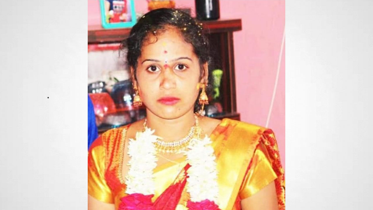 ನೇಣು ಬಿಗಿದ ಸ್ಥಿತಿಯಲ್ಲಿ ಯುವತಿಯ ಶವ ಪತ್ತೆ, ವರದಕ್ಷಿಣೆ ಕಿರುಕುಳ ಆರೋಪ ನೇಣು ಬಿಗಿದ ಸ್ಥಿತಿಯಲ್ಲಿ ಯುವತಿಯ ಶವ ಪತ್ತೆ, ವರದಕ್ಷಿಣೆ ಕಿರುಕುಳ ಆರೋಪ