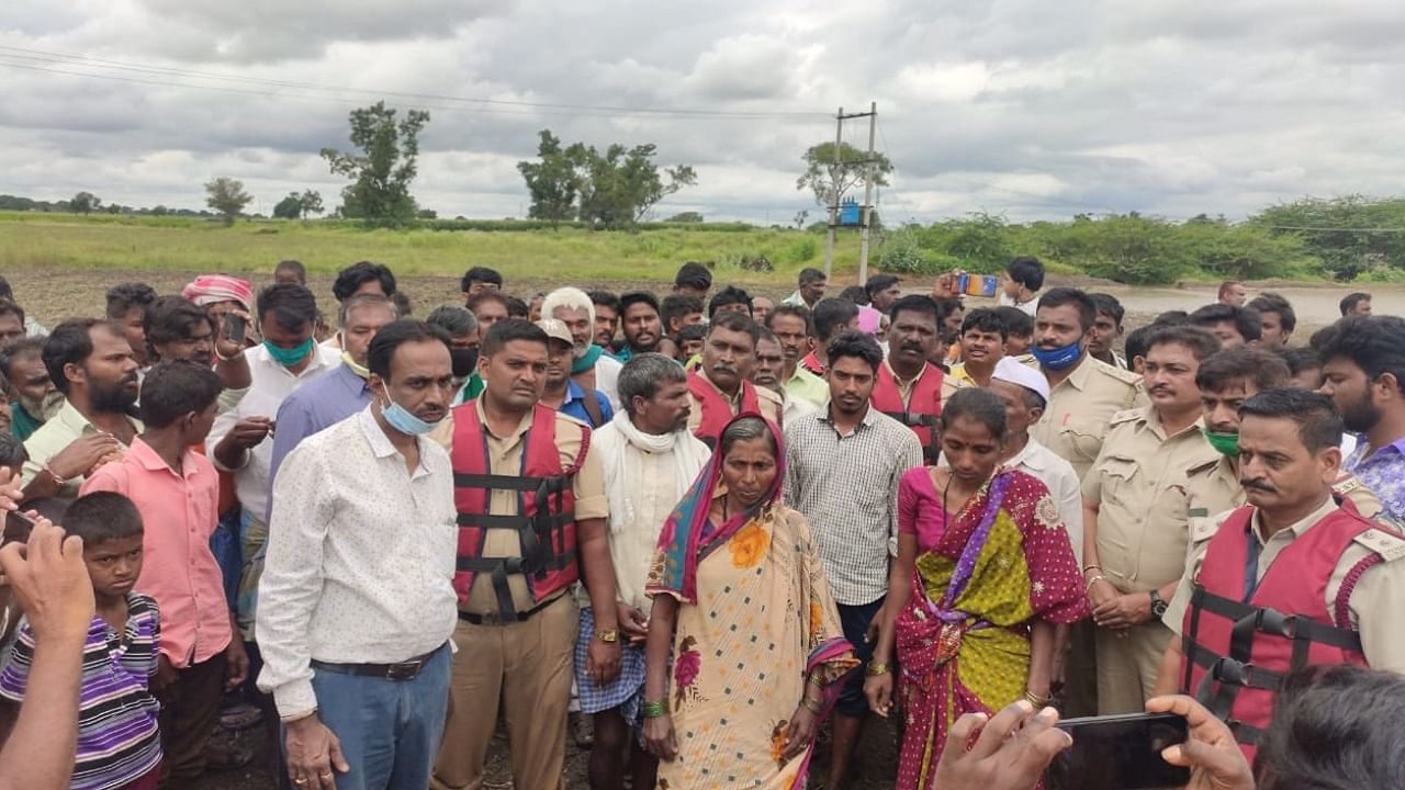 ಜಮೀನಿನಲ್ಲಿ ಪ್ರವಾಹಕ್ಕೆ ಸಿಲುಕಿದ್ದ ಐವರ ರಕ್ಷಣೆ, ಬೆಣ್ಣಿಹಳ್ಳದಲ್ಲಿ NDRF ಕಾರ್ಯಾಚರಣೆ