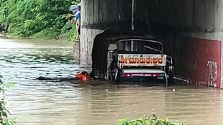 ಹಳ್ಳದಲ್ಲಿ ಕೊಚ್ಚಿ ಹೋಗುತ್ತಿದ್ದ ಯುವಕರ ರಕ್ಷಣೆ