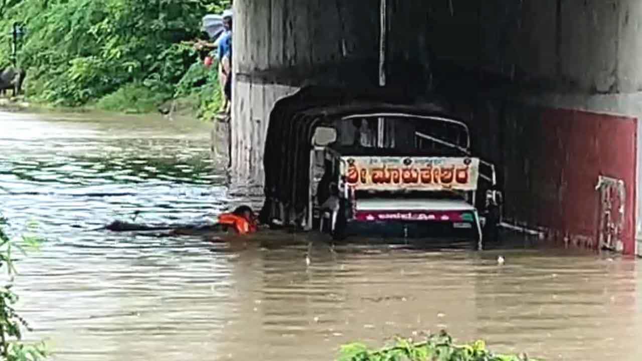 ಅಂಡರ್‌ ಪಾಸ್ ಜಲಾವೃತ: ಗೂಡ್ಸ್ ವಾಹನ ಹೊರತೆಗೆಯಲು ಸಿಬ್ಬಂದಿ ಹರಸಾಹಸ