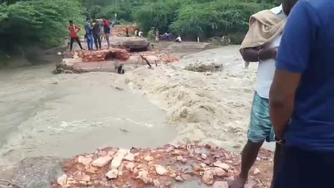 ಭಾರಿ ಮಳೆಗೆ ಕೊಚ್ಚಿ ಹೋದ ಗುರ್ಲಕಟ್ಟಿ ಸೇತುವೆ!