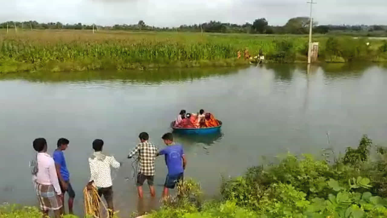 ಯಾಮಾರಿದರೆ ಯಮಲೋಕ: ತೆಪ್ಪದ ಮೇಲಿನ ಬದುಕು.. ಕೇಳೊರಿಲ್ಲ ರೈತನ ಗೋಳು