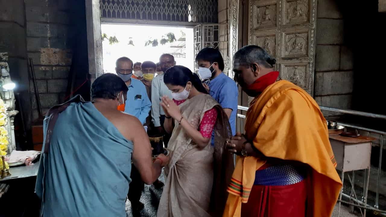 ಮೈಸೂರು ಶಕ್ತಿ ದೇವತೆ! ಅಧಿಕಾರ ಸ್ವೀಕಾರಕ್ಕೂ ಮುನ್ನ ಚಾಮುಂಡಿ ಆಶೀರ್ವಾದ ಪಡೆದ ರೋಹಿಣಿ ಮೈಸೂರು ಶಕ್ತಿ ದೇವತೆ! ಅಧಿಕಾರ ಸ್ವೀಕಾರಕ್ಕೂ ಮುನ್ನ ಚಾಮುಂಡಿ ಆಶೀರ್ವಾದ ಪಡೆದ ರೋಹಿಣಿ