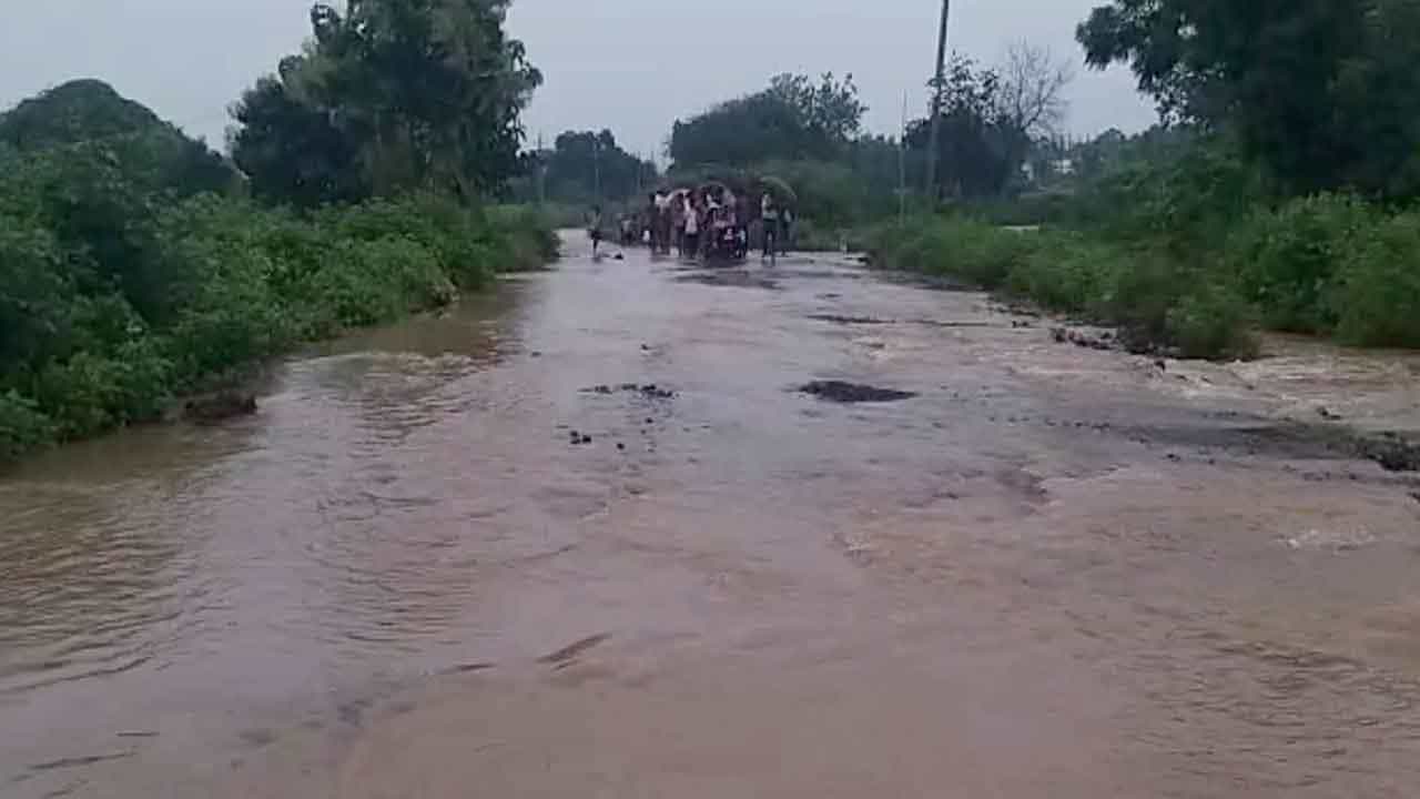 ಮಳೆ ಅವಾಂತರಕ್ಕೆ ಮನೆಗಳಿಗೆ ನುಗ್ಗಿದ ನೀರು, ಕಲಬುರಗಿ ಉದನೂರು ರಸ್ತೆ ಸಂಪರ್ಕ ಕಡಿತ ಮಳೆ ಅವಾಂತರಕ್ಕೆ ಮನೆಗಳಿಗೆ ನುಗ್ಗಿದ ನೀರು, ಕಲಬುರಗಿ ಉದನೂರು ರಸ್ತೆ ಸಂಪರ್ಕ ಕಡಿತ