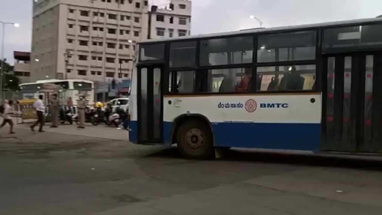ಬೆಂಗಳೂರು ಸ್ತಬ್ಧ: ಆಟೋ, ಟ್ಯಾಕ್ಸಿಗಳು ರಸ್ತೆಗೆ ಇಳಿಯಲೇ ಇಲ್ಲ ಬೆಂಗಳೂರು ಸ್ತಬ್ಧ: ಆಟೋ, ಟ್ಯಾಕ್ಸಿಗಳು ರಸ್ತೆಗೆ ಇಳಿಯಲೇ ಇಲ್ಲ