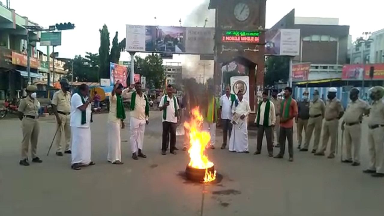 ಕರ್ನಾಟಕ ಬಂದ್: ರಾಜ್ಯದಲ್ಲಿ ಪ್ರತಿಭಟನೆಯ ಕಿಚ್ಚು ಎಲ್ಲೆಲ್ಲಿ ಹೇಗಿದೆ? ಕರ್ನಾಟಕ ಬಂದ್: ರಾಜ್ಯದಲ್ಲಿ ಪ್ರತಿಭಟನೆಯ ಕಿಚ್ಚು ಎಲ್ಲೆಲ್ಲಿ ಹೇಗಿದೆ?