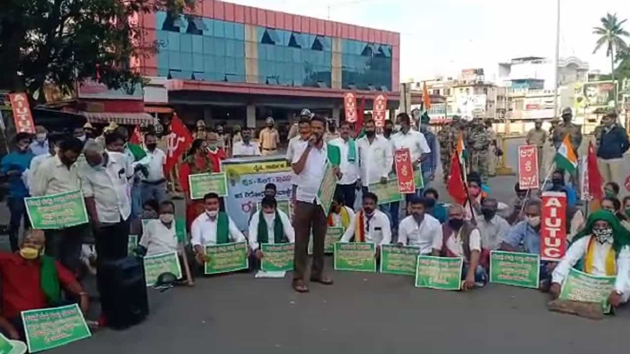 'ಪ್ರತಿಭಟನೆಗೆ ಅವಕಾಶ ಕೊಟ್ಟಿದ್ದೀವಿ ಪ್ರತಿಭಟನೆ ಶಾಂತಿಯುತವಾಗಿ ನಡೆಸಿ' ಡಿಸಿಪಿ ಎಚ್ಚರಿಕೆ 'ಪ್ರತಿಭಟನೆಗೆ ಅವಕಾಶ ಕೊಟ್ಟಿದ್ದೀವಿ ಪ್ರತಿಭಟನೆ ಶಾಂತಿಯುತವಾಗಿ ನಡೆಸಿ' ಡಿಸಿಪಿ ಎಚ್ಚರಿಕೆ