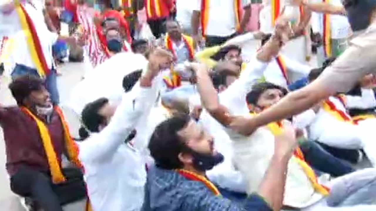 ಅನ್ನದಾತರ ಕಿಚ್ಚು: ಪ್ರತಿಭಟನೆ ನಿರತ ಕರವೇ ಕಾರ್ಯಕರ್ತರು ಖಾಕಿ ವಶ ಅನ್ನದಾತರ ಕಿಚ್ಚು: ಪ್ರತಿಭಟನೆ ನಿರತ ಕರವೇ ಕಾರ್ಯಕರ್ತರು ಖಾಕಿ ವಶ