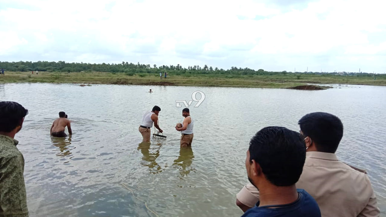 ಕೆರೆಯಲ್ಲಿ ಈಜಲು ಹೋಗಿದ್ದ ಬೆಂಗಳೂರಿನ ಇಬ್ಬರು ಯುವಕರು ನೀರು ಪಾಲು ಕೆರೆಯಲ್ಲಿ ಈಜಲು ಹೋಗಿದ್ದ ಬೆಂಗಳೂರಿನ ಇಬ್ಬರು ಯುವಕರು ನೀರು ಪಾಲು