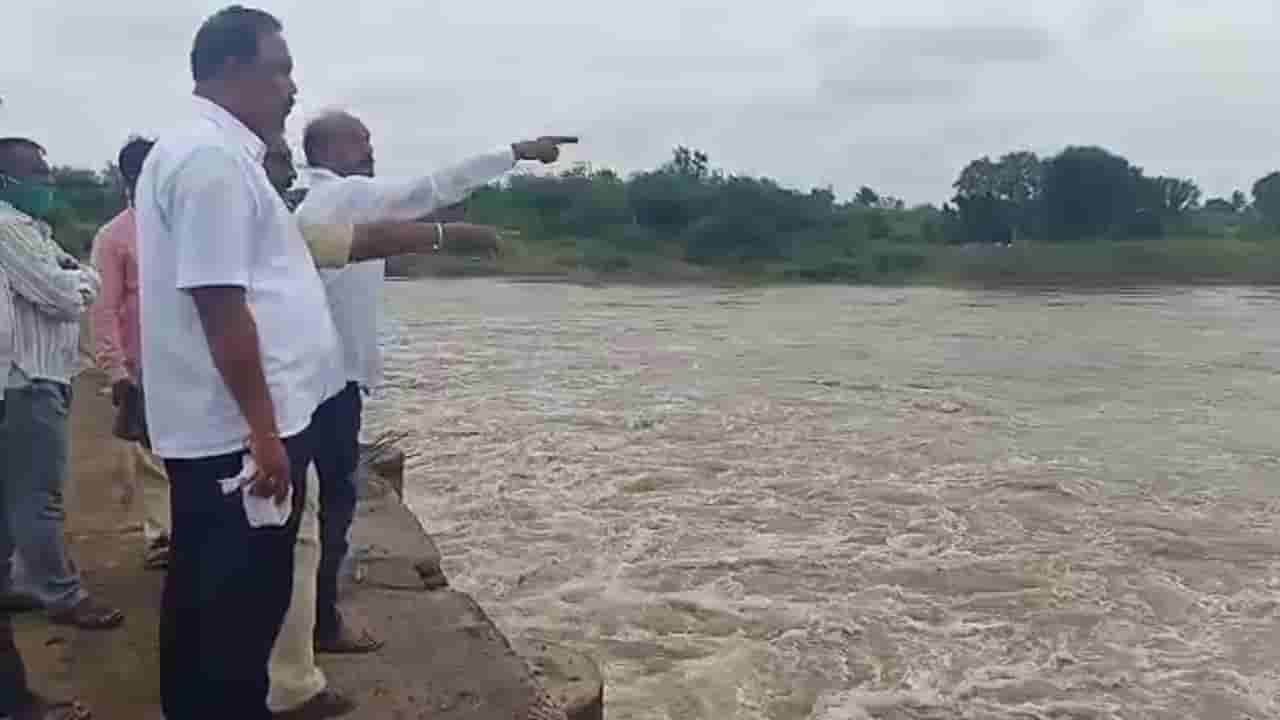 ತುಂಬಿ ಹರೀತಿದ್ದ ಬ್ಯಾರೇಜ್ನಲ್ಲಿ ಕೊಚ್ಚಿ ಹೋದ ಬೈಕ್ ಸವಾರ, ಎಲ್ಲಿ?