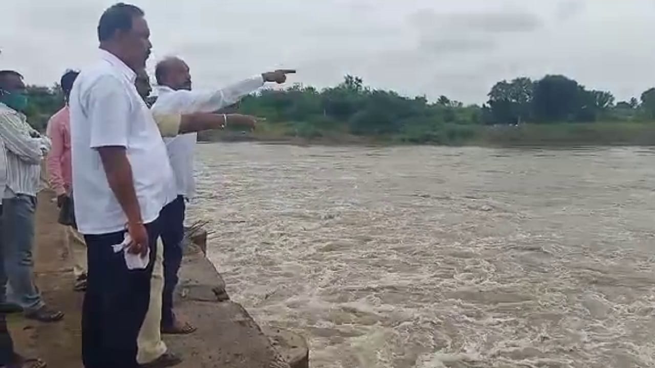 ತುಂಬಿ ಹರೀತಿದ್ದ ಬ್ಯಾರೇಜ್ನಲ್ಲಿ ಕೊಚ್ಚಿ ಹೋದ ಬೈಕ್ ಸವಾರ, ಎಲ್ಲಿ? ತುಂಬಿ ಹರೀತಿದ್ದ ಬ್ಯಾರೇಜ್ನಲ್ಲಿ ಕೊಚ್ಚಿ ಹೋದ ಬೈಕ್ ಸವಾರ, ಎಲ್ಲಿ?