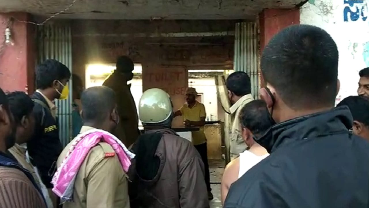 ಸಾರ್ವಜನಿಕ ಶೌಚಾಲಯ ಬಳಸಿ ಹಣ ನೀಡದಿದ್ದಕ್ಕೆ ರಾಡ್ನಿಂದ ಹಲ್ಲೆ! ಸಾರ್ವಜನಿಕ ಶೌಚಾಲಯ ಬಳಸಿ ಹಣ ನೀಡದಿದ್ದಕ್ಕೆ ರಾಡ್ನಿಂದ ಹಲ್ಲೆ!