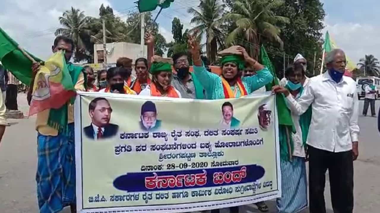 ತಲೆಯ ಮೇಲೆ ಕಲ್ಲು ಹೊತ್ತು ಮಹಿಳಾ ಹೋರಾಟಗಾರರ ಧರಣಿ! ತಲೆಯ ಮೇಲೆ ಕಲ್ಲು ಹೊತ್ತು ಮಹಿಳಾ ಹೋರಾಟಗಾರರ ಧರಣಿ!