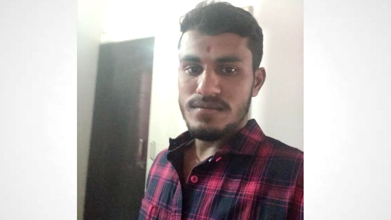 ವೀಲಿಂಗ್ ಮಾಡಬೇಡಿ ಎಂದಿದ್ದಕ್ಕೆ ಕಣ್ಣಿಗೆ ಖಾರದಪುಡಿ ಎರಚಿ ಬರ್ಬರವಾಗಿ ಕೊಲೆಗೈದರು.. ವೀಲಿಂಗ್ ಮಾಡಬೇಡಿ ಎಂದಿದ್ದಕ್ಕೆ ಕಣ್ಣಿಗೆ ಖಾರದಪುಡಿ ಎರಚಿ ಬರ್ಬರವಾಗಿ ಕೊಲೆಗೈದರು..
