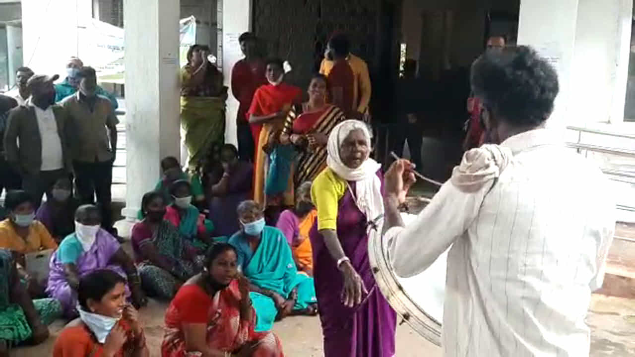 ಸಿದ್ಧಗಂಗಾ ಮಠಕ್ಕೆ ಗೋಮಾಳ ಜಮೀನು: ಯಲಚಗೆರೆ ಗ್ರಾಮಸ್ಥರ ವಿರೋಧ-ಪ್ರತಿಭಟನೆ-ಎಚ್ಚರಿಕೆ ಸಿದ್ಧಗಂಗಾ ಮಠಕ್ಕೆ ಗೋಮಾಳ ಜಮೀನು: ಯಲಚಗೆರೆ ಗ್ರಾಮಸ್ಥರ ವಿರೋಧ-ಪ್ರತಿಭಟನೆ-ಎಚ್ಚರಿಕೆ