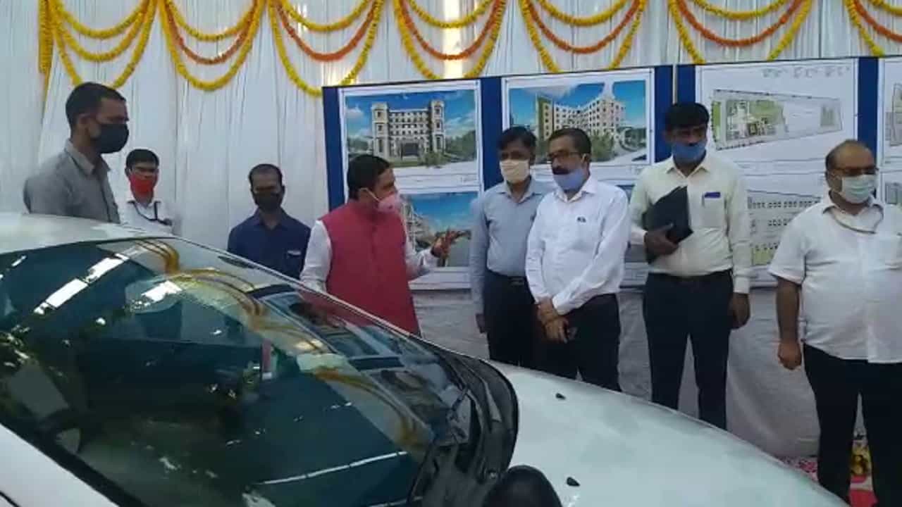 ಕರ್ನಾಟಕ ಭವನ ಶಿಲಾನ್ಯಾಸ: ಹೆಸರಿಲ್ಲ ಅಂತಾ ಆಕ್ರೋಶಗೊಂಡ ಕೇಂದ್ರ ಸಚಿವ ಜೋಶಿ ಕರ್ನಾಟಕ ಭವನ ಶಿಲಾನ್ಯಾಸ: ಹೆಸರಿಲ್ಲ ಅಂತಾ ಆಕ್ರೋಶಗೊಂಡ ಕೇಂದ್ರ ಸಚಿವ ಜೋಶಿ