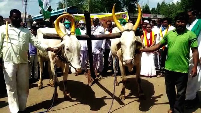 ರಸ್ತೆ ಮಧ್ಯೆ ನೇಗಿಲು ಹಿಡಿದು.. ಉಳುವ ಯೋಗಿಯ ಪ್ರತಿಭಟನೆ