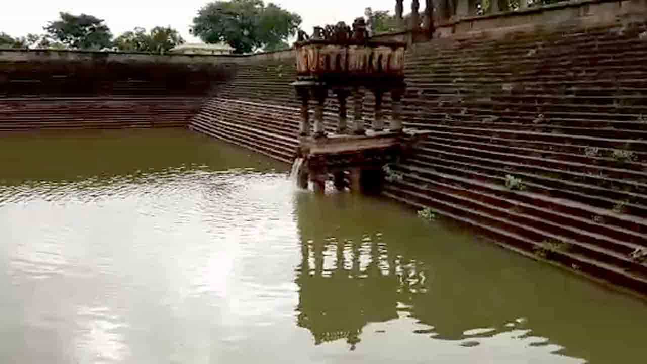 ಮನಸಿಗೆ ಮುದ.. ಮೈ ತುಂಬಿ ತುಳುಕುತಿದಾಳೆ ಸಂತೆಬೆನ್ನೂರಿನ ಐತಿಹಾಸಿಕ ಕಲ್ಯಾಣಿ! ಮನಸಿಗೆ ಮುದ.. ಮೈ ತುಂಬಿ ತುಳುಕುತಿದಾಳೆ ಸಂತೆಬೆನ್ನೂರಿನ ಐತಿಹಾಸಿಕ ಕಲ್ಯಾಣಿ!