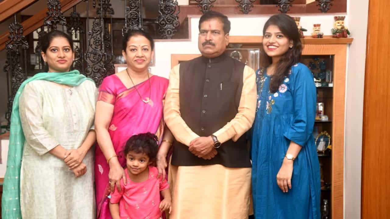 ಸುರೇಶ್ ಅಂಗಡಿಯನ್ನ ಮುಖ್ಯಮಂತ್ರಿಯಾಗಿ ಮಾಡುವ ಸಭೆ ನಡೆದಿತ್ತಂತೆ: ಎಲ್ಲಿ, ಯಾವಾಗ? ಸುರೇಶ್ ಅಂಗಡಿಯನ್ನ ಮುಖ್ಯಮಂತ್ರಿಯಾಗಿ ಮಾಡುವ ಸಭೆ ನಡೆದಿತ್ತಂತೆ: ಎಲ್ಲಿ, ಯಾವಾಗ?