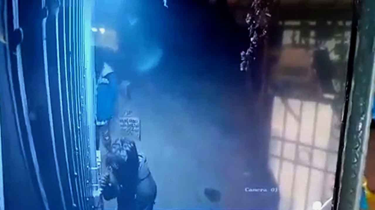 ಸಕ್ಕರೆ ನಾಡಿನಲ್ಲಿ ಹೆಚ್ಚುತ್ತಿವೆ ದರೋಡೆ ಪ್ರಕರಣ: ಆಂಜನೇಯನ ಹುಂಡಿ ಹೊತ್ತೊಯ್ದ ಖದೀಮರು ಸಕ್ಕರೆ ನಾಡಿನಲ್ಲಿ ಹೆಚ್ಚುತ್ತಿವೆ ದರೋಡೆ ಪ್ರಕರಣ: ಆಂಜನೇಯನ ಹುಂಡಿ ಹೊತ್ತೊಯ್ದ ಖದೀಮರು