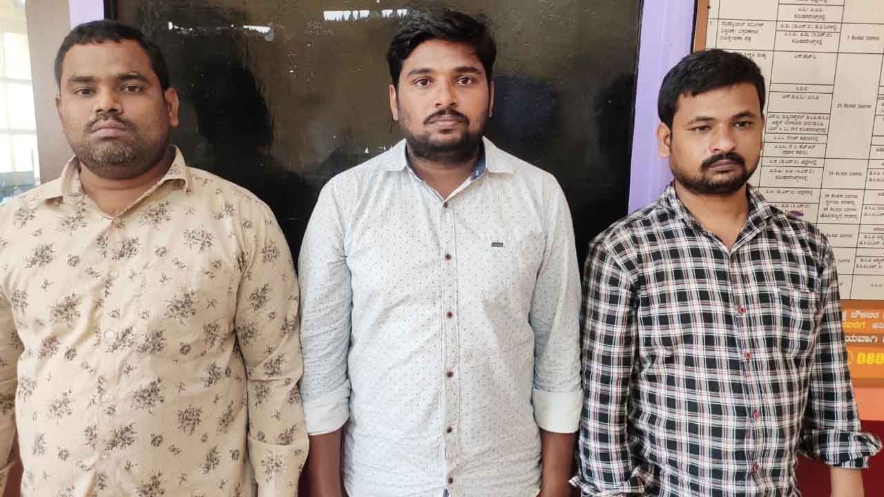 ಅಕ್ರಮವಾಗಿ ಹಣ ಸಾಗಿಸುತ್ತಿದ್ದ ಮೂವರು RT ಸ್ಟ್ರೀಟ್ನಲ್ಲಿ ಅರೆಸ್ಟ್, 65 ಲಕ್ಷ ಹಣ ವಶ ಅಕ್ರಮವಾಗಿ ಹಣ ಸಾಗಿಸುತ್ತಿದ್ದ ಮೂವರು RT ಸ್ಟ್ರೀಟ್ನಲ್ಲಿ ಅರೆಸ್ಟ್, 65 ಲಕ್ಷ ಹಣ ವಶ
