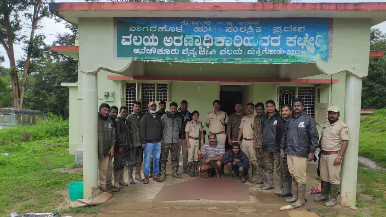 ಜಿಂಕೆ ಮಾಂಸ ಸಾಗಾಟ ಮಾಡುತ್ತಿದ್ದ ಇಬ್ಬರು ಅರೆಸ್ಟ್, ಮತ್ತಿಬ್ಬರು ಪರಾರಿ ಜಿಂಕೆ ಮಾಂಸ ಸಾಗಾಟ ಮಾಡುತ್ತಿದ್ದ ಇಬ್ಬರು ಅರೆಸ್ಟ್, ಮತ್ತಿಬ್ಬರು ಪರಾರಿ