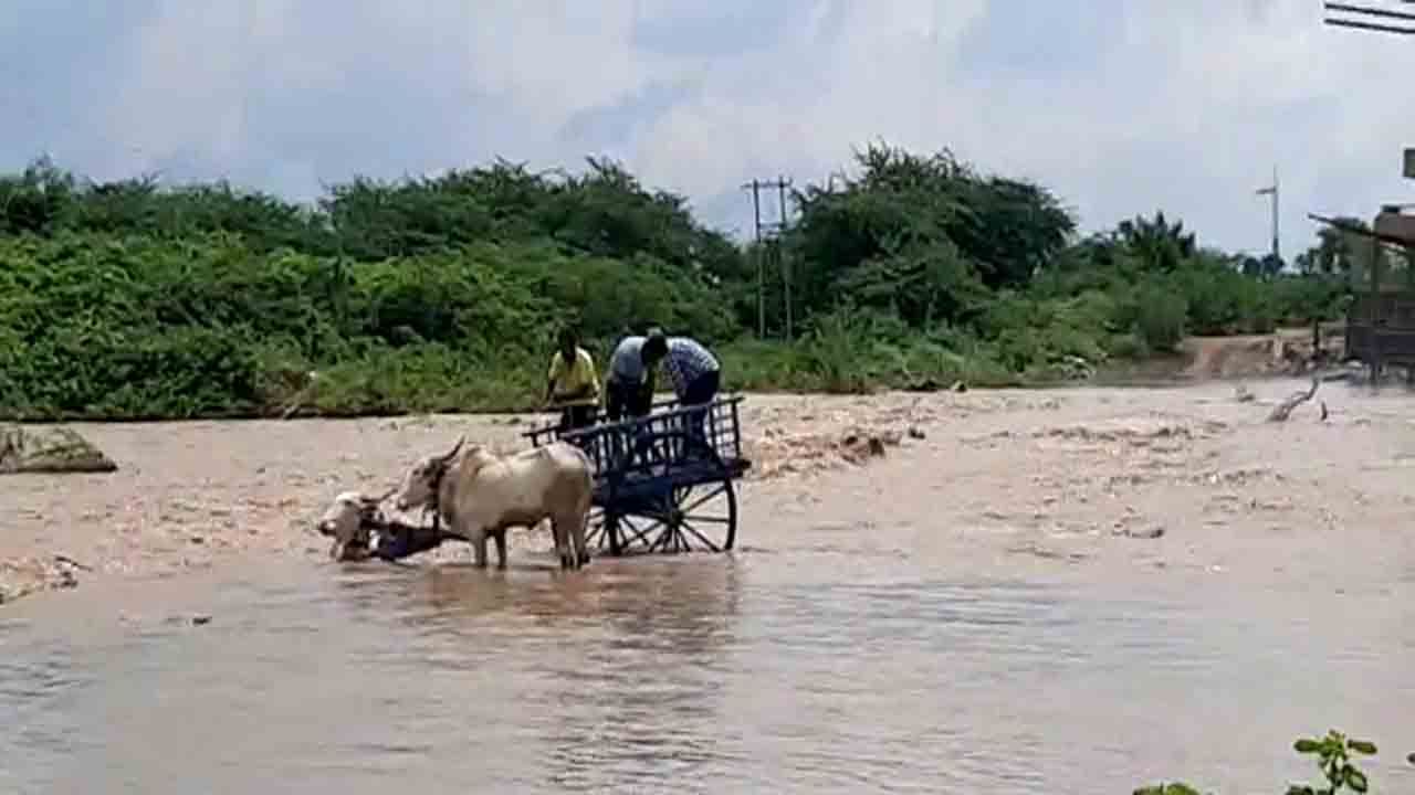 ಭಾರಿ ಮಳೆ: ಎತ್ತಿನ ಗಾಡಿಯಲ್ಲಿ ನದಿಯ ಪ್ರವಾಹಕ್ಕೆ ಸಿಲುಕಿದ್ದವರ ರಕ್ಷಣೆ ಭಾರಿ ಮಳೆ: ಎತ್ತಿನ ಗಾಡಿಯಲ್ಲಿ ನದಿಯ ಪ್ರವಾಹಕ್ಕೆ ಸಿಲುಕಿದ್ದವರ ರಕ್ಷಣೆ