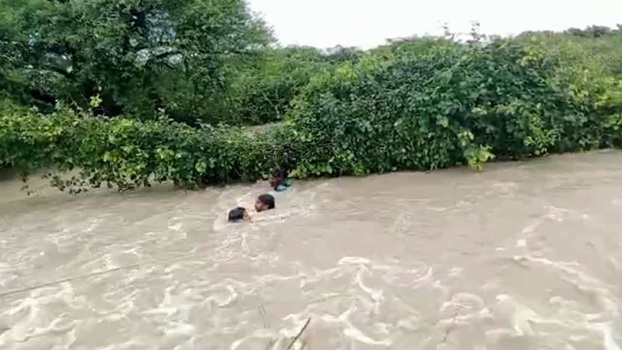 ಹಳ್ಳದಲ್ಲಿ ಕೊಚ್ಚಿ ಹೋಗುತ್ತಿದ್ದ ಯುವಕರ ರಕ್ಷಣೆ