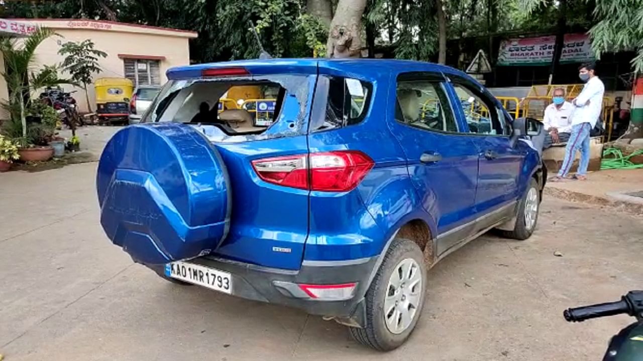 ಟೆಕ್ಕಿಗಳು ವಿಚ್ಛೇದನ ಪಡೆಯುತ್ತಿದ್ದಂತೆ ಕೋರ್ಟ್ ಅವರಣದಲ್ಲೇ ಪತಿಯ ಕಾರಿನ ಗ್ಲಾಸ್ ಪೀಸ್ ಪೀಸ್.. ಟೆಕ್ಕಿಗಳು ವಿಚ್ಛೇದನ ಪಡೆಯುತ್ತಿದ್ದಂತೆ ಕೋರ್ಟ್ ಅವರಣದಲ್ಲೇ ಪತಿಯ ಕಾರಿನ ಗ್ಲಾಸ್ ಪೀಸ್ ಪೀಸ್..