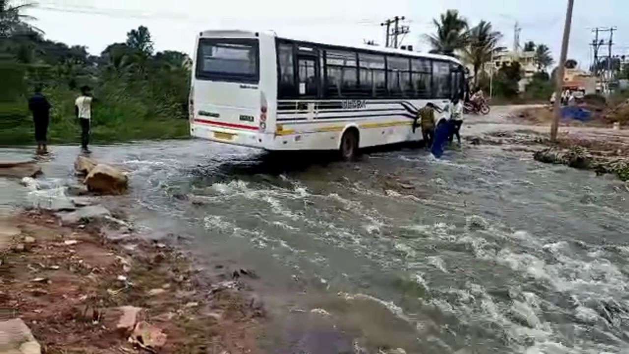 700 ಎಕರೆ ಪ್ರದೇಶದ ಹೆನ್ನಾಗರ ಕೆರೆ 15 ವರ್ಷ ನಂತರ ಕೋಡಿ.. ಹಾವಿನಂತೆ ಬಳಕುತ್ತಾ ಹರಿಯುತಿದೆ!